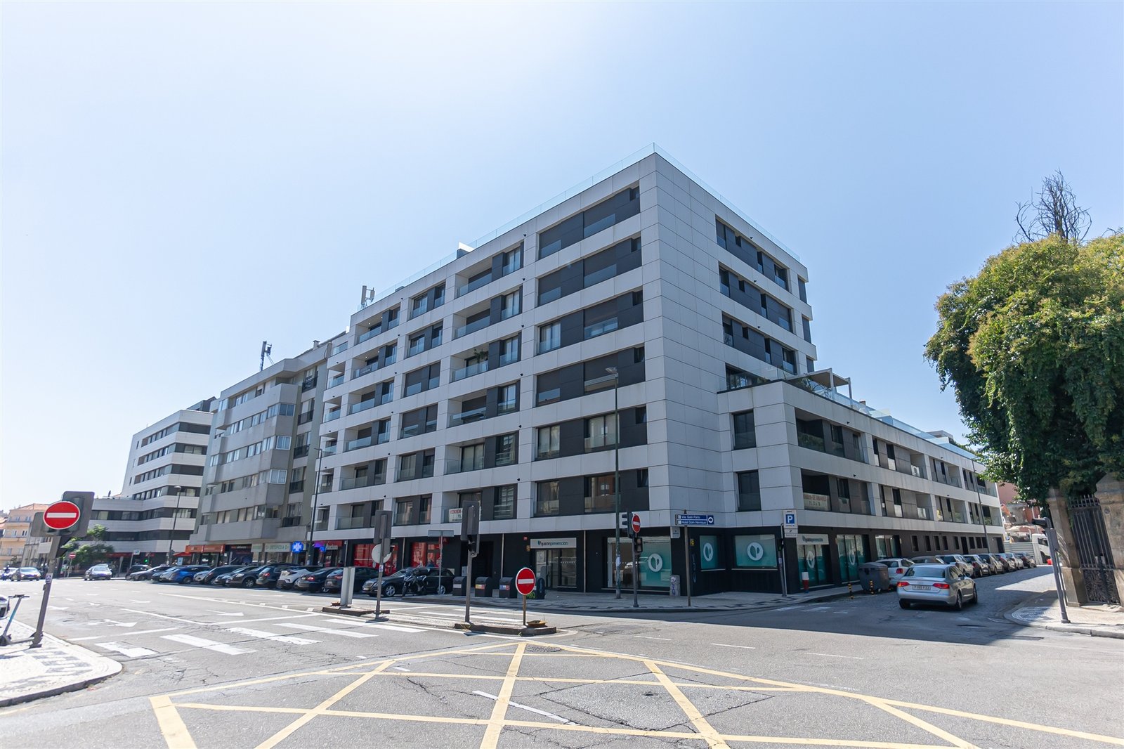 Edifício moderno em Boavista, Porto, com arquitetura contemporânea