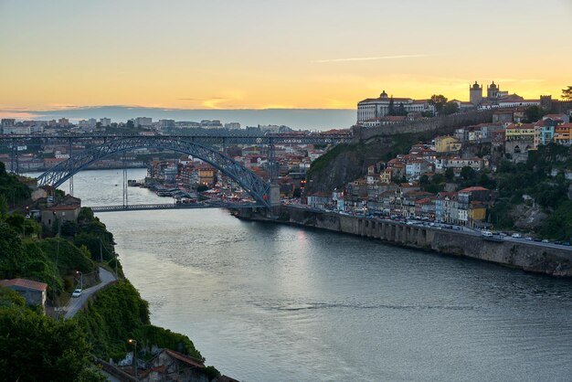 vista-da-cidade-do-porto-a-partir-do-ponto-de-vista-em-vila-nova-de-gaia-com-nevoa-norte-de-portugal