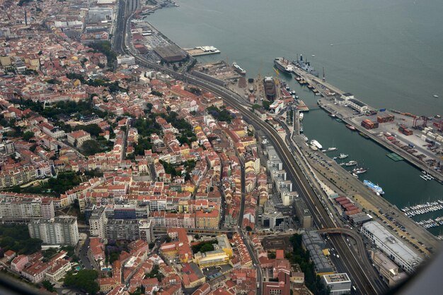 Vista aérea da Ribeira com o Rio Douro e seus edifícios históricos